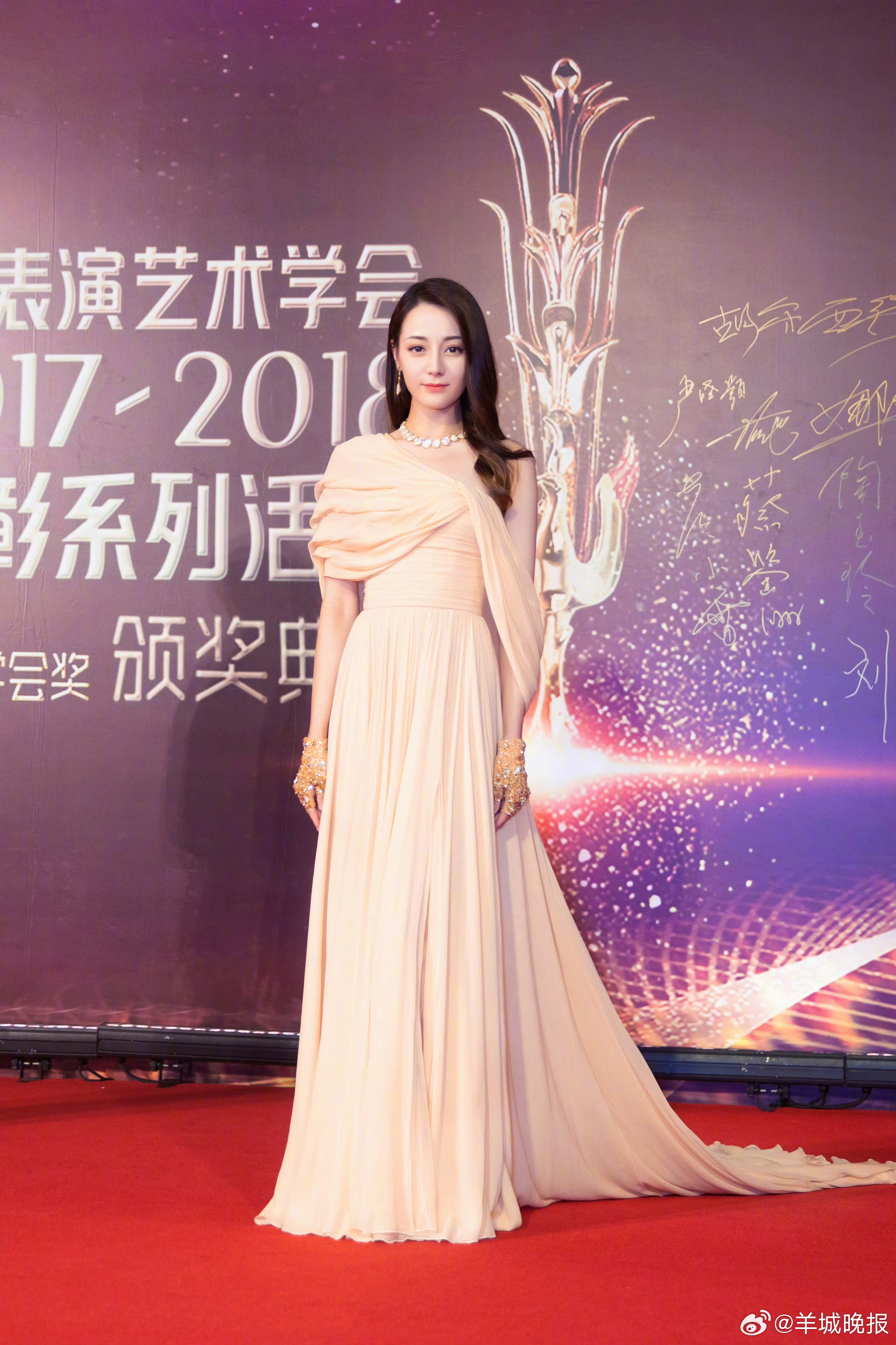 #迪丽热巴[超话]# 【你最喜欢迪丽热巴的哪套红毯造型？】今日，#迪丽热巴605
