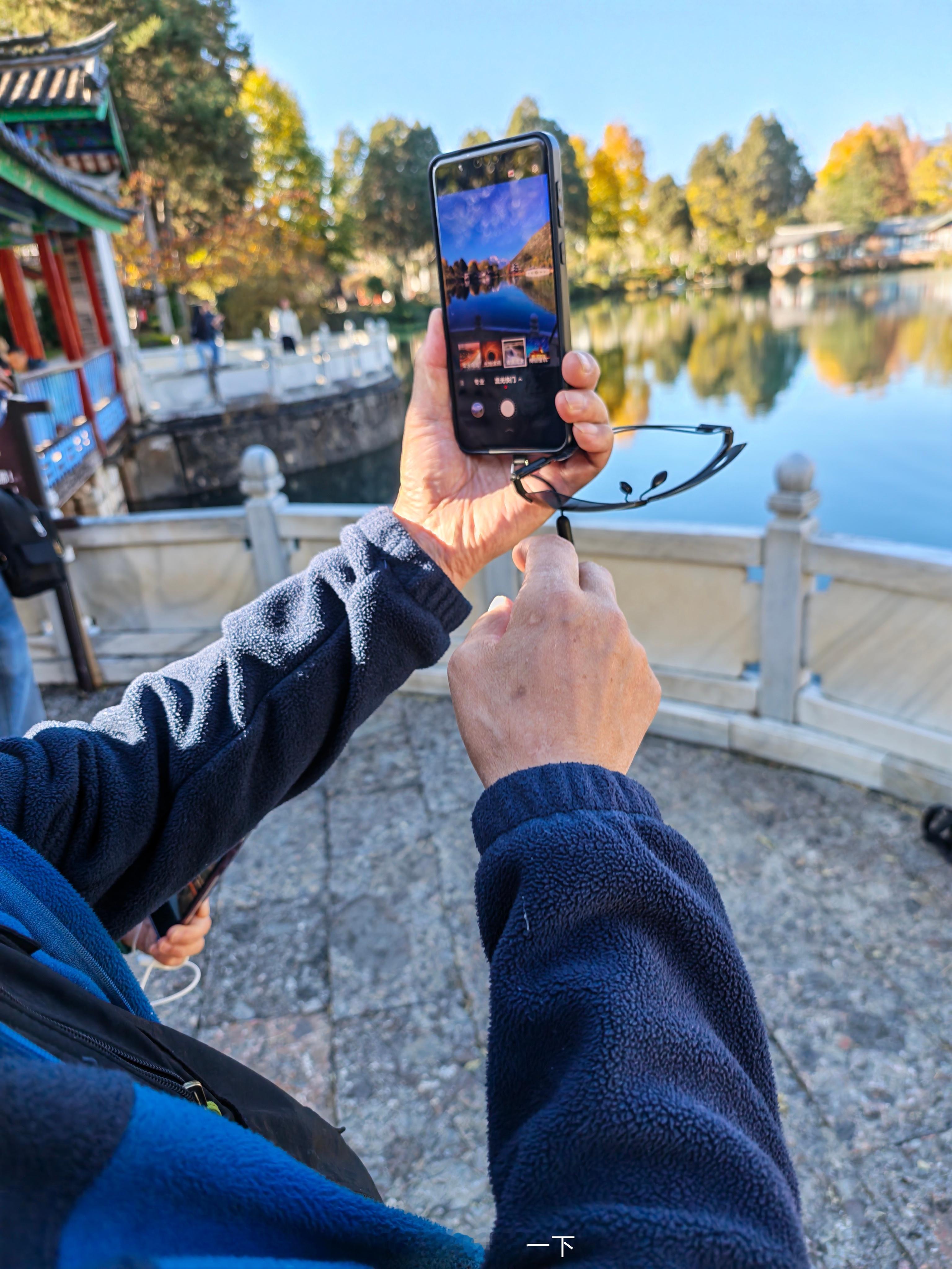 手持丝绢流水真的是好东西，华为也不主动宣传一下刚刚给一对大爷大妈在线指导了一下，