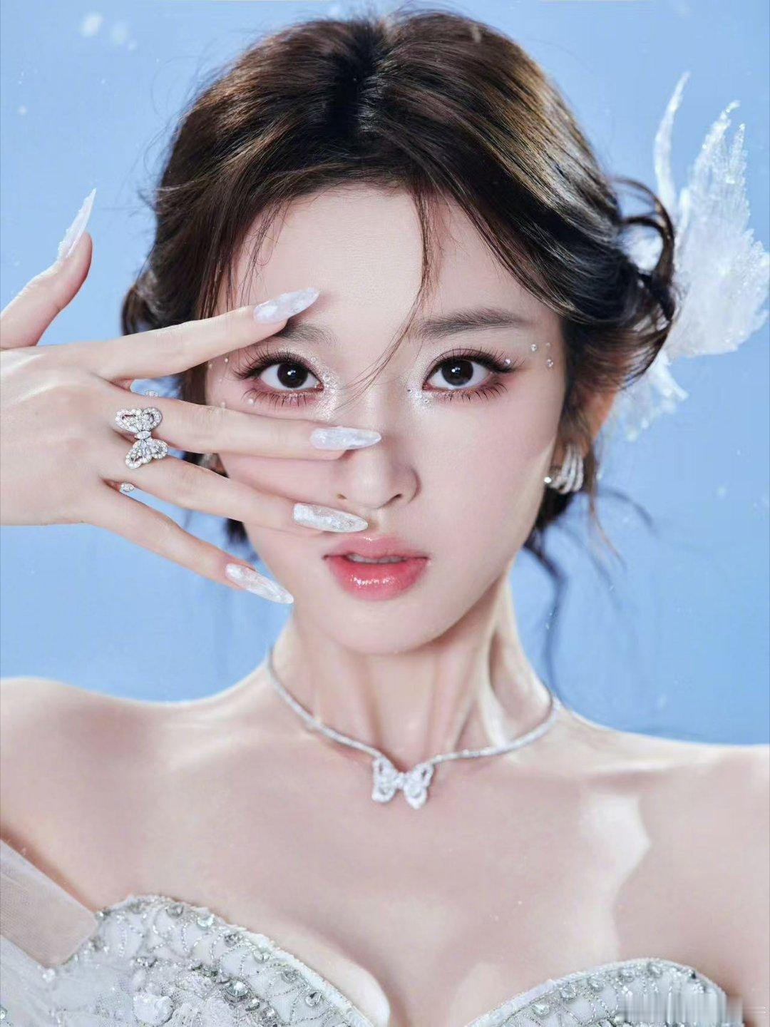 穿顶奢婚纱演唱【雪人】糖糖完全美神降临吧！！唐艺昕复刻艾莎名场面唐艺昕真的cos