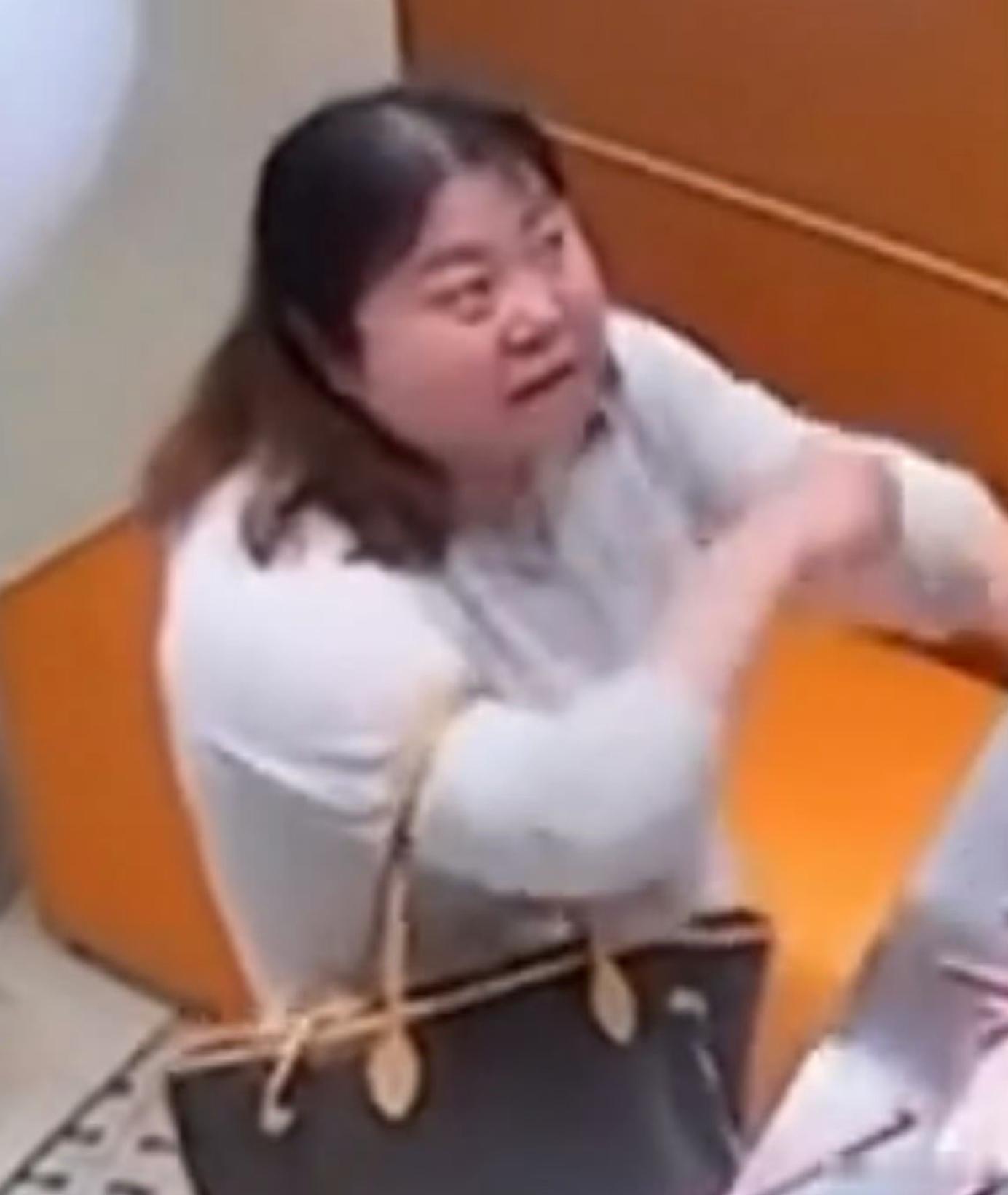 因漏放吸管辱骂打砸店员女子被行拘 经典面相，遇到这种得离远点 