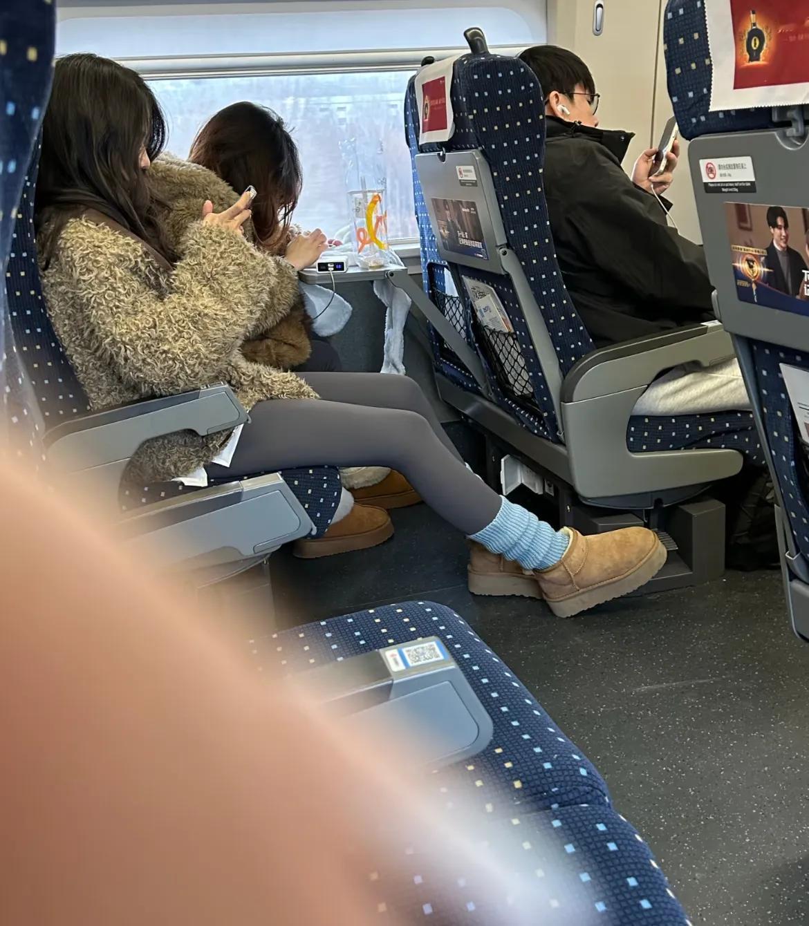 高铁上看到...这是什么新奇的穿法....
哈哈哈，其实这只是因为我刚上车时腿部