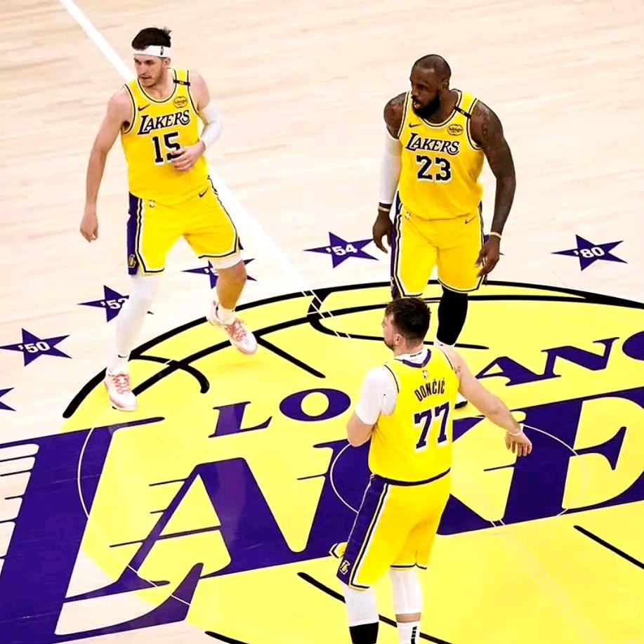 过于凄凉的一句话：“或许我们已经看完了这三人最后一次同场竞技。”
有球迷还在社媒