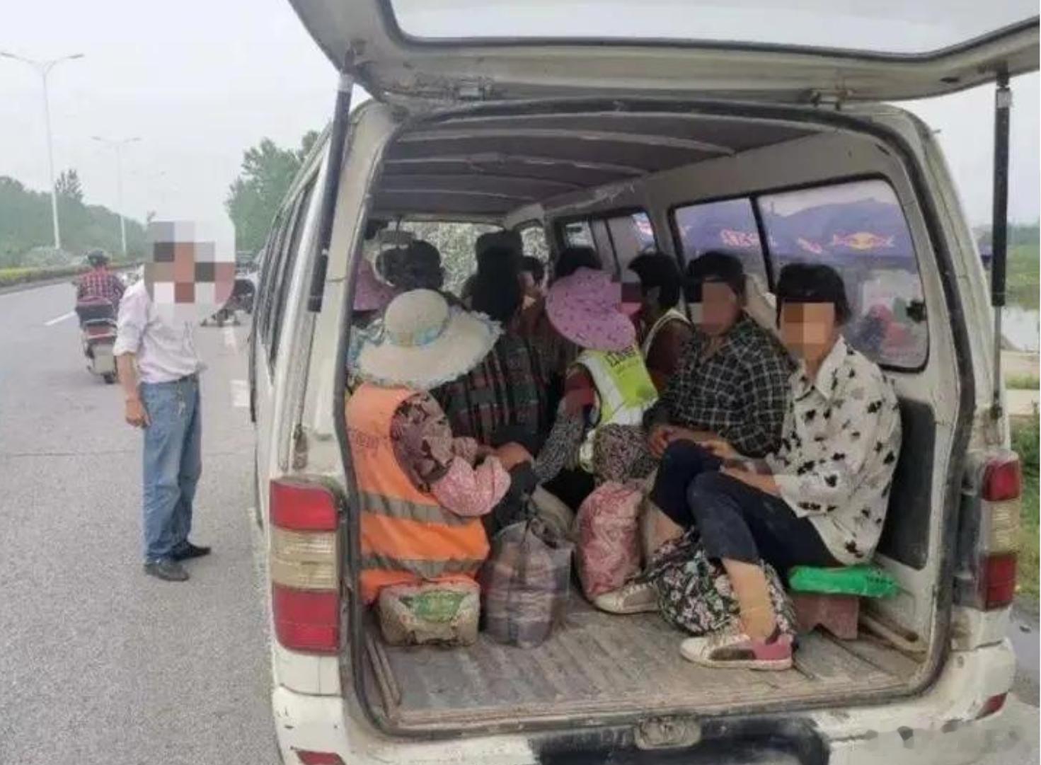 8名蓝莓女工殒命背后超载汽车侧翻8名采蓝莓女工死亡 6 座车硬塞 22 人致 8