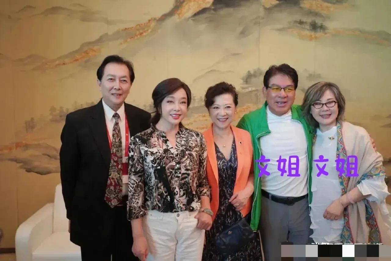 一群老艺家，一个也不认识，算不算丢人[捂脸]