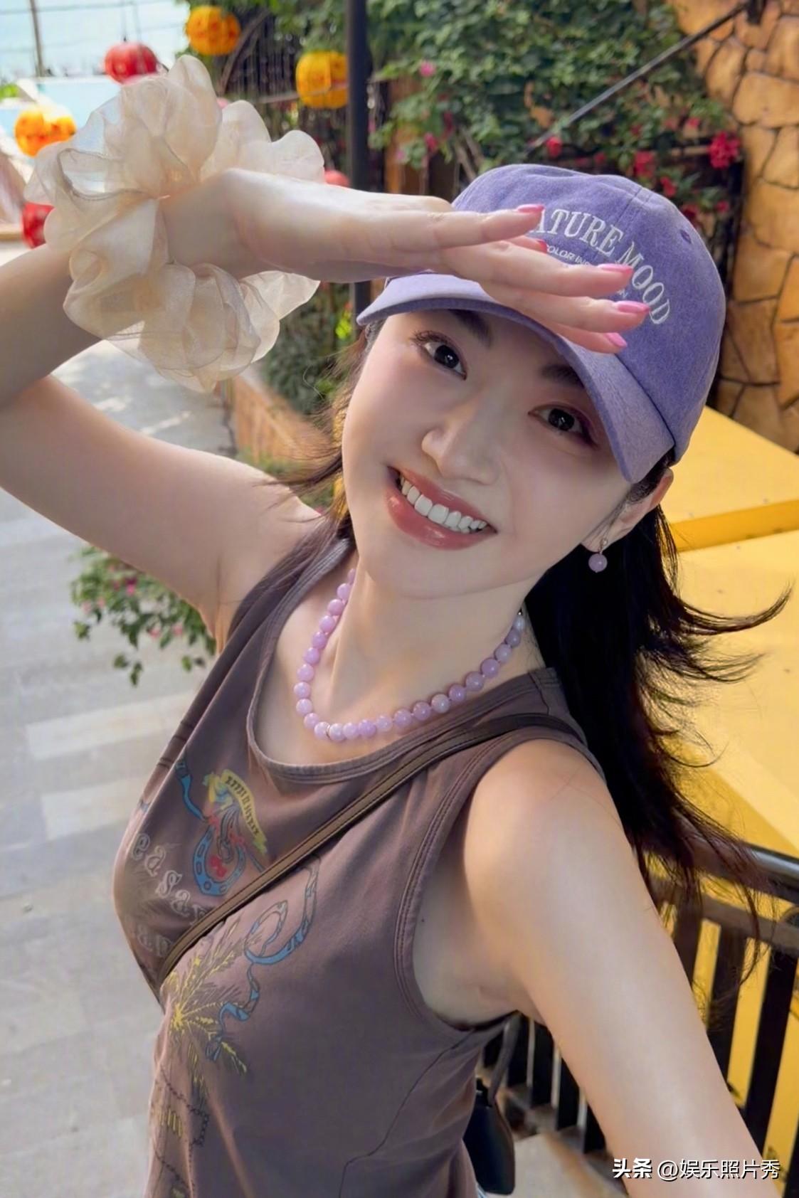 她和刘亦菲一样好看，对于“演技”她真是一点也不担心！

她戴着蓝色鸭舌帽，灰色的
