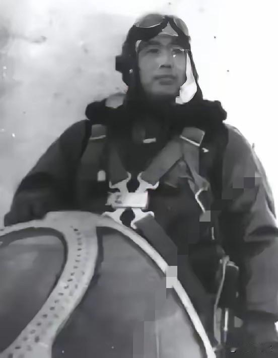 1951年，志愿军飞行员华龙毅被美军战机击落，身负重伤降落在一个山头，就在这时，