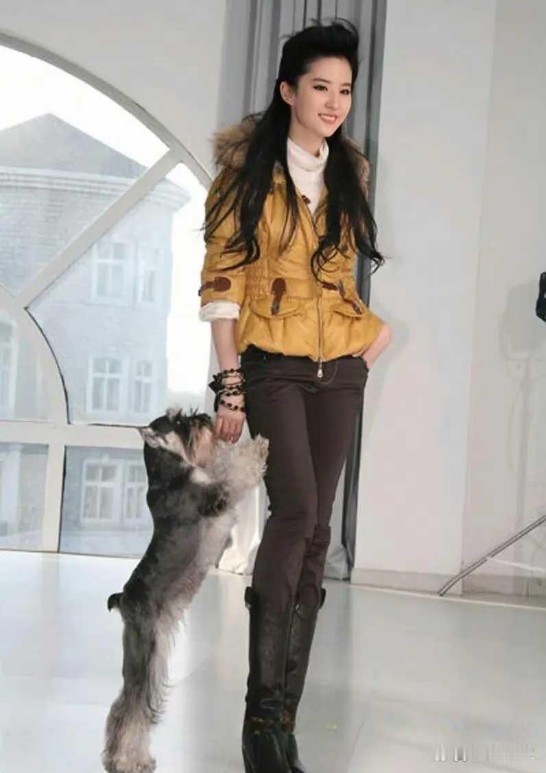 再难驾驭的衣服也压不住刘亦菲的颜值，完全靠美貌撑住全场，气质真的太绝了！ 