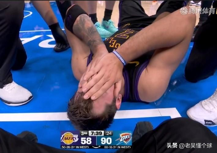 雪上加霜啊，东契奇伤退，湖人这打击太大了。

前面东契奇就一直在捂自己的大腿，在