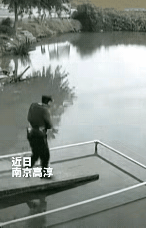 伸入水中的这个平台是干什么用的？坡度有些陡，面如果有水的话，是非常湿滑的，下边的
