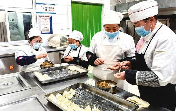 宝鸡一中学开设“妈妈食堂”，让学生家长担任后厨工作人员。用“家校联手”的方式构建