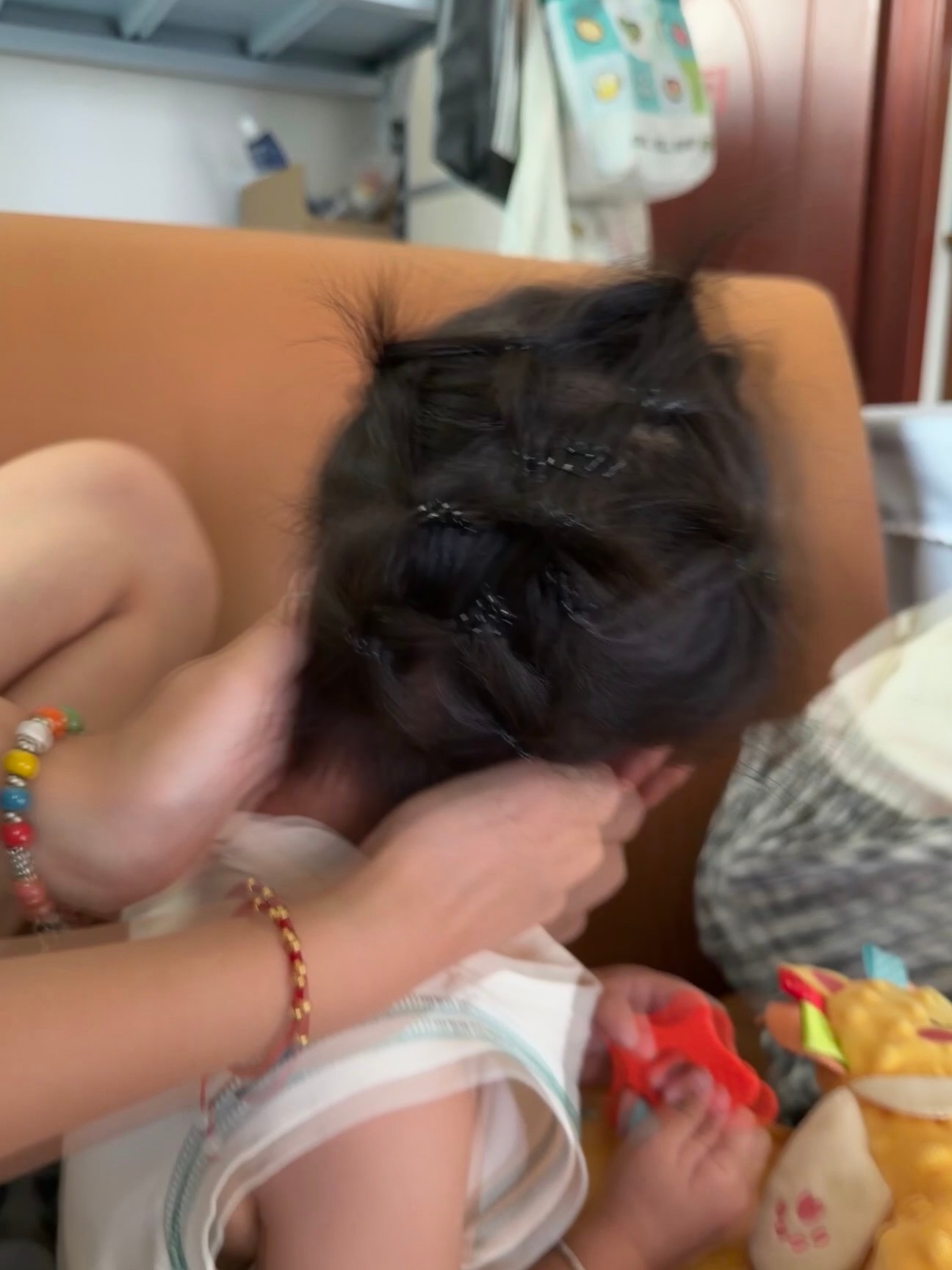 姐姐给妹妹扎的小辫子