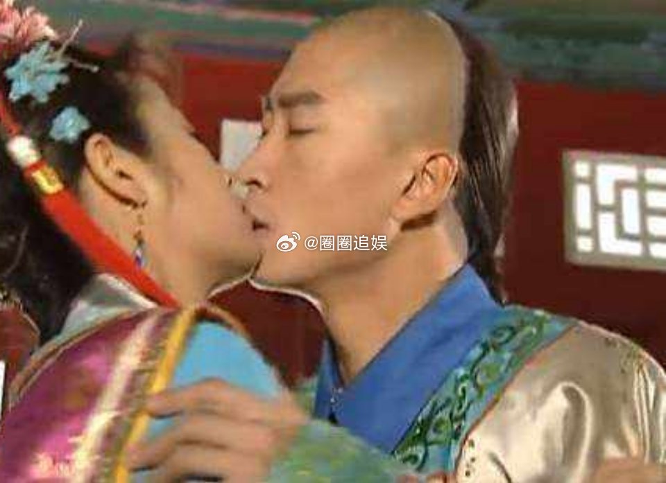 在某次节目上，有个主持人问周杰：“如果你遇到林心如，你会主动跟她打招呼吗？”没想