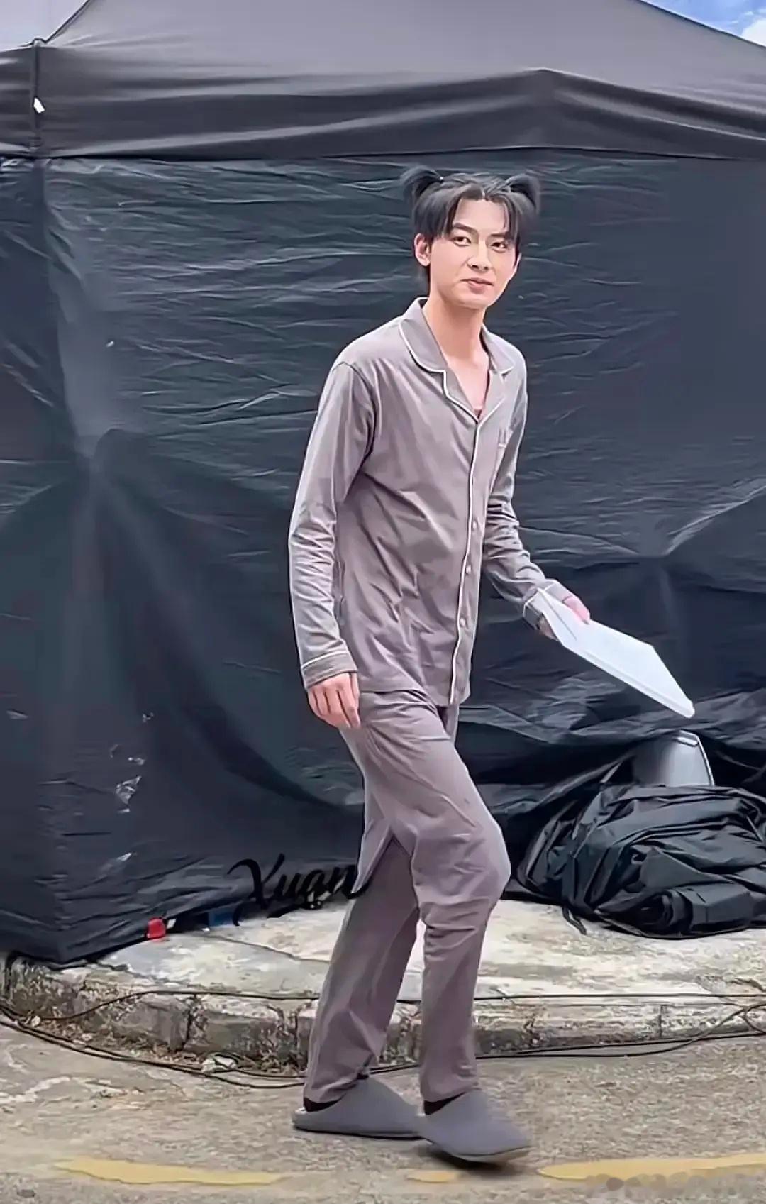 挺个大肚腩提裤子套件老头背心的都看过，这好歹穿整齐了 