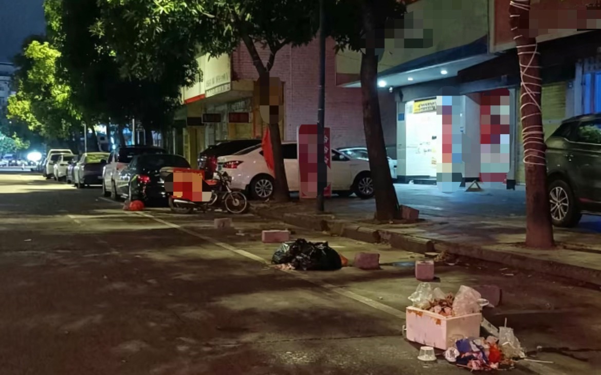 【玉林城区某道路边的停车位被石头占了】近日，网友爆料称：玉林市城区某道路的路边停