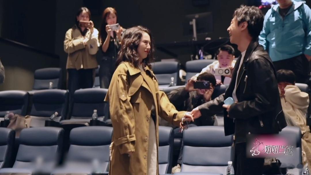 董璇张维伊求婚视频张维伊求婚比董璇先落泪自己先哭成表情包，年下恋的杀伤力太强了！