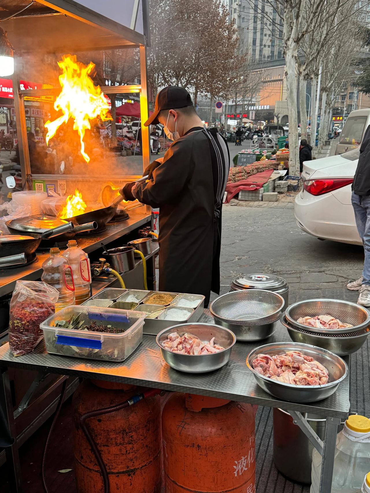 长春路菜市场附近的美食真的多到吃不过来
这家小车炒鸡就不错，经常去吃
小夫妻弄个