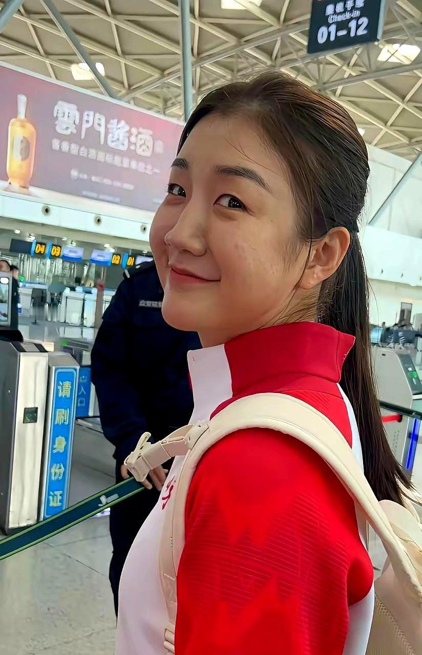 一年多没参赛，备战仅一个多月，陈梦还是4-2赢了蒯曼进全运女单四强！这结果一出，