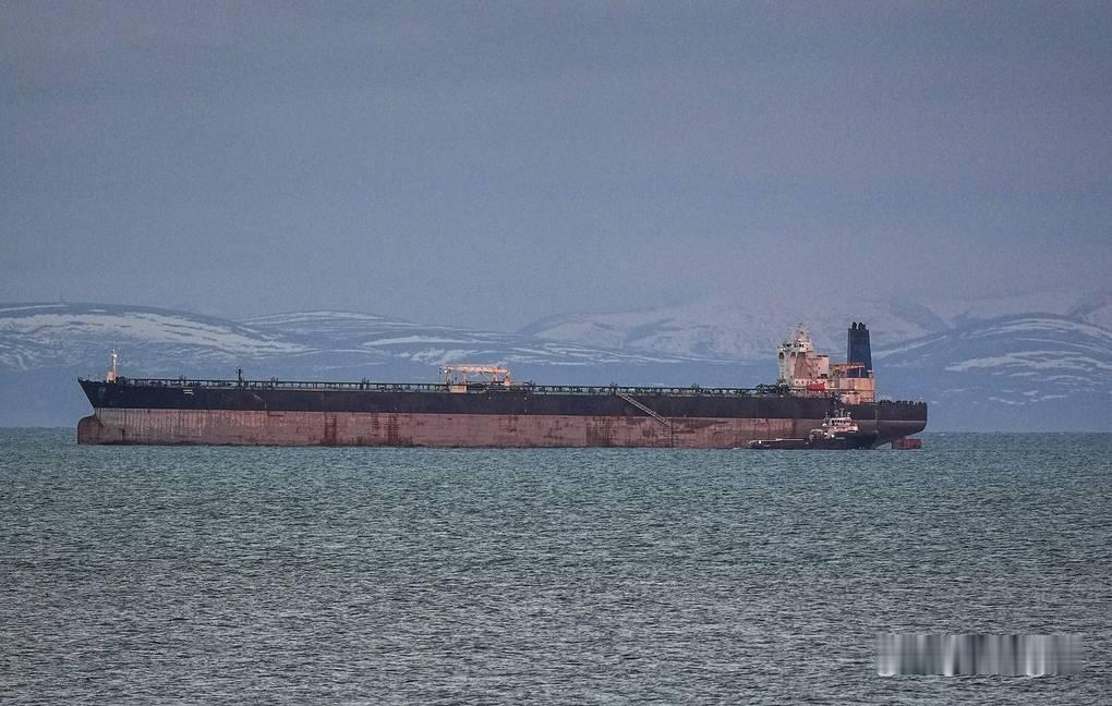 新闻快讯——据《华尔街日报》援引消息人士报道，美国政府正考虑通过扣押运载伊朗石油