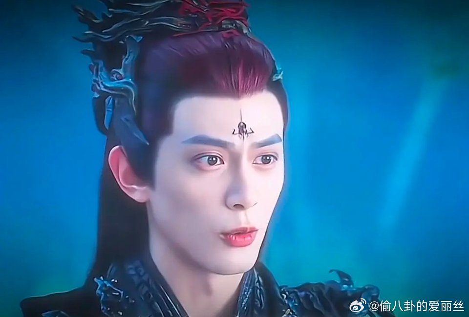 邓凯的角色真的好反差，一个呆呆，一个坏坏 