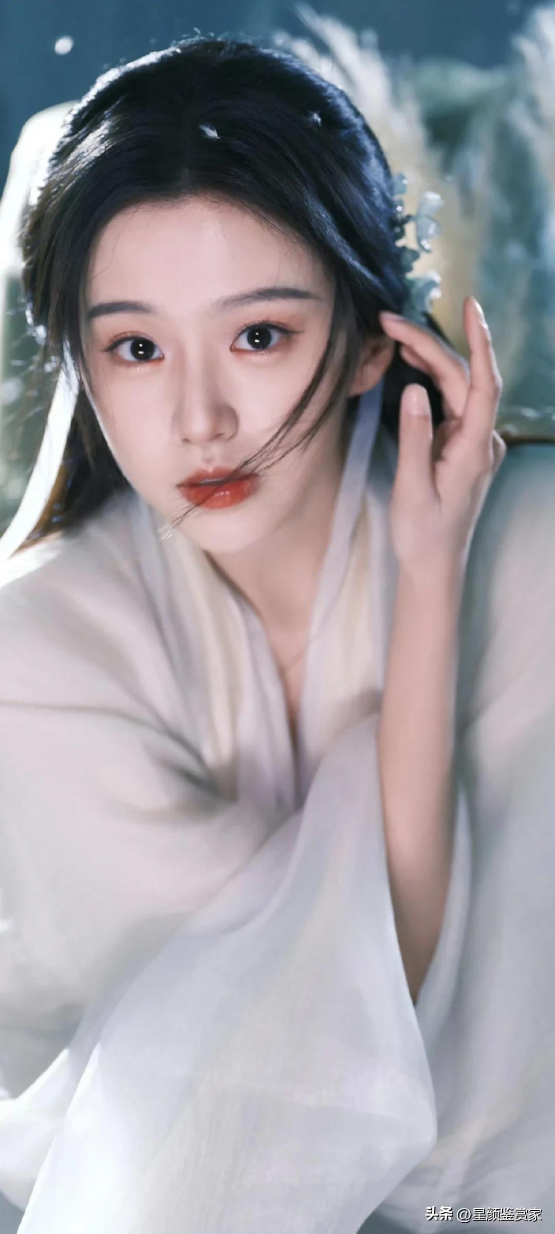 包上恩古风壁纸～
雪中持剑的她，藏着整个江湖的清冷与温柔！