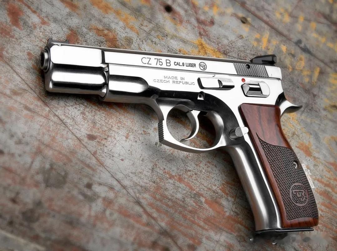 CZ 75：铁幕里造出来的枪王