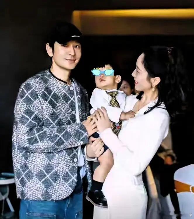 黄晓明亲戚家小孩办满月宴，他带着小海绵也去了，小家伙很活泼可爱嘛！ 