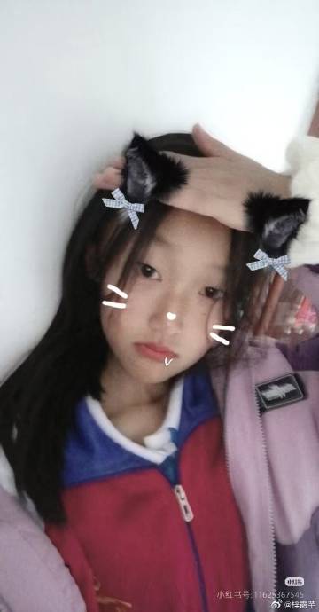 小姐姐，是不要脸吗，班上的同学都不想和你玩你还要贴脸，和别的班的同学玩...