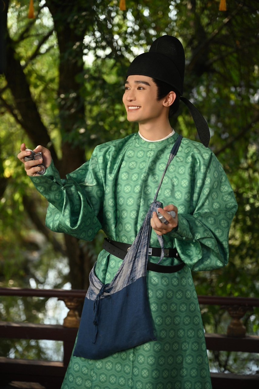 梁永棋丝瓜精梁永棋丝瓜造型一旦接受这个设定，真的要把梁永棋当丝瓜精了！ 