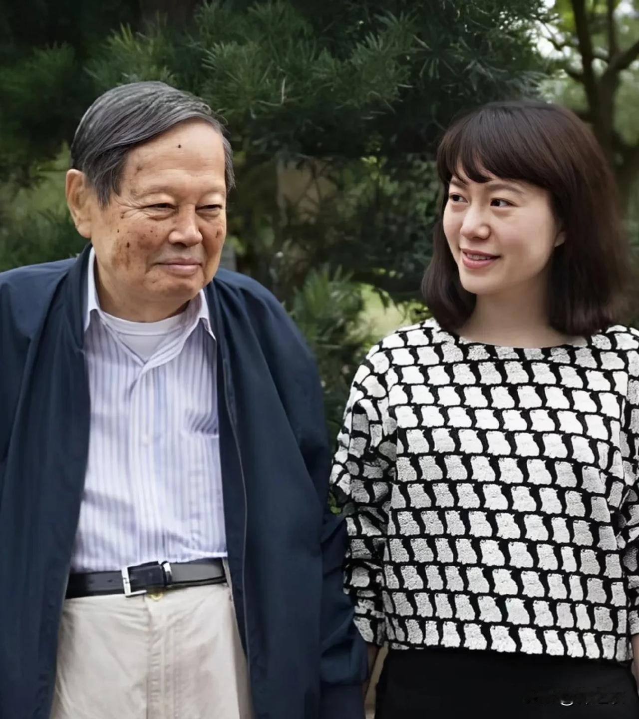 排除物理学家这事，杨先生本身就是一个风趣幽默以及拥有知情识趣的男人，更是那种很会