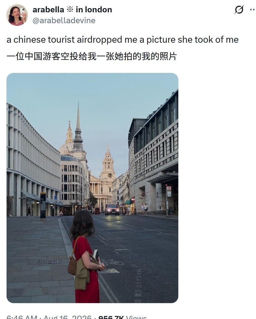 中国女生在伦敦圣保罗大教堂前随手一拍，竟让外国女孩收到照片时惊呼"像电影海报"，