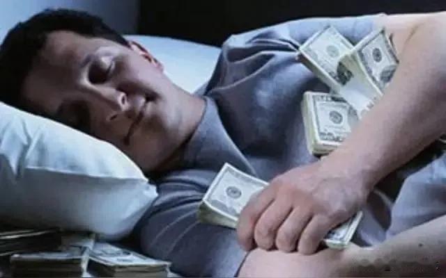 将“躺在床上挣钱”作为一种纯粹的科技优势来炫耀，这无疑是本末倒置的惰性思维。
