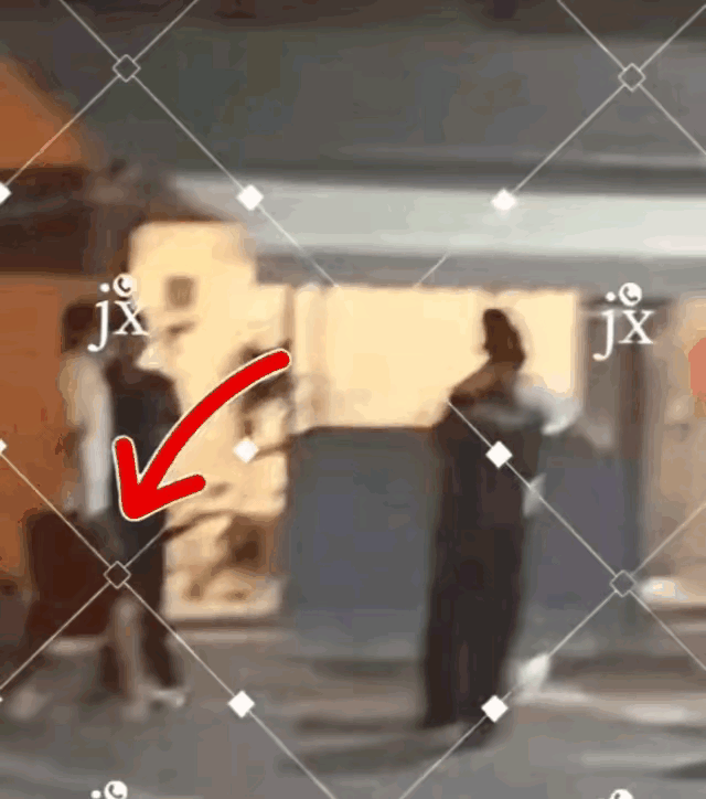 我们王队真够孝顺的，中秋节快到了，看王队给两位妈妈买了一模一样的月饼，两位妈妈一