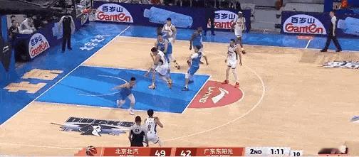 上半场的徐杰真牛逼啊，跟对方小外援对飚。北京男篮vs广东男篮徐杰hll