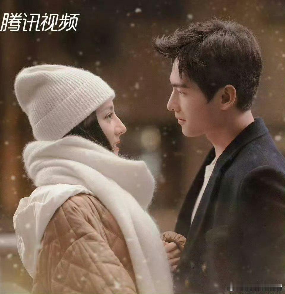 两位美女在帅哥面前被一个鼻子，一个脸 