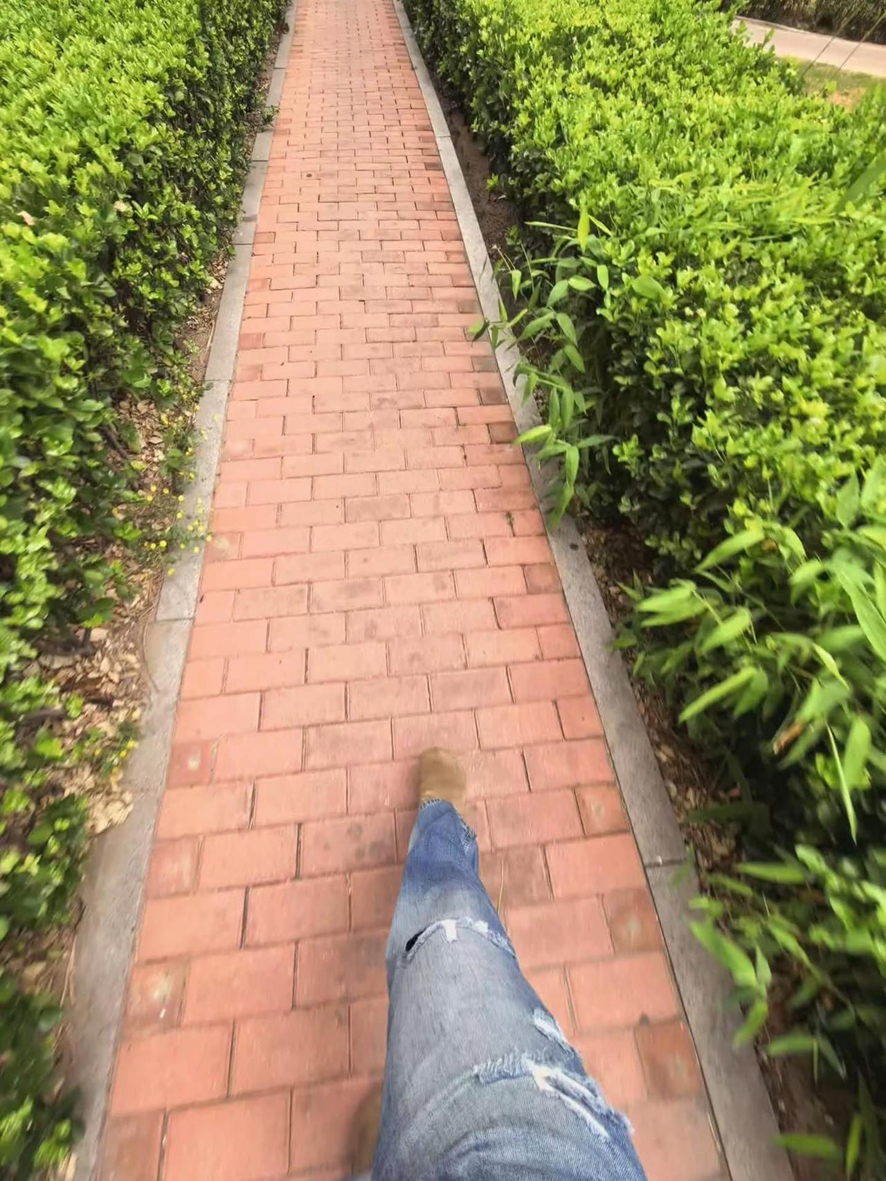 一定要碎花裙吗？难道牛仔裤就不配拥有polo衫的深情吗？年纪再大也钟爱破洞裤 破