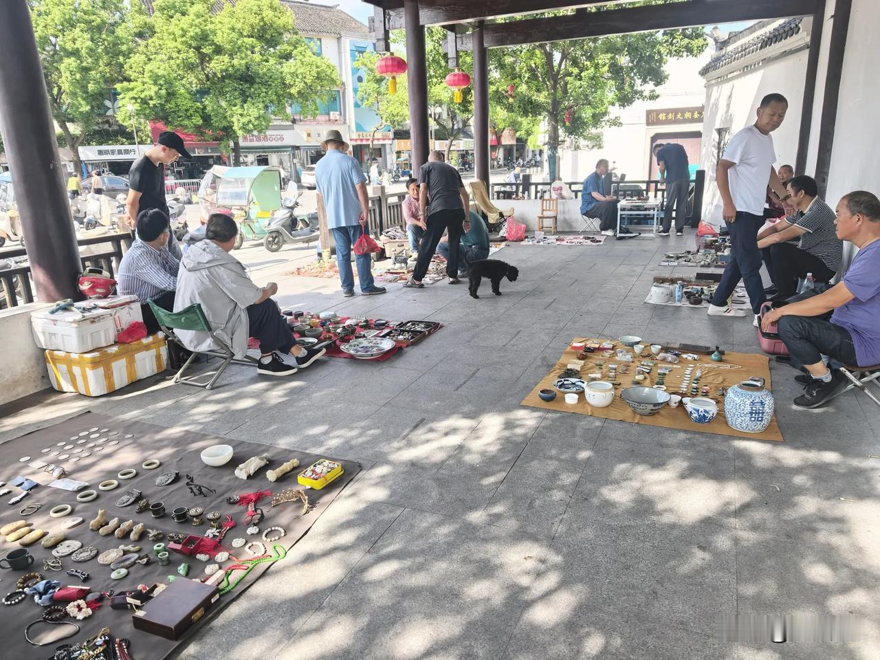 （原创）古镇·古玩交流
古镇有古物，每周的六与日在先蚕祠边那有古玩交流市场。
周