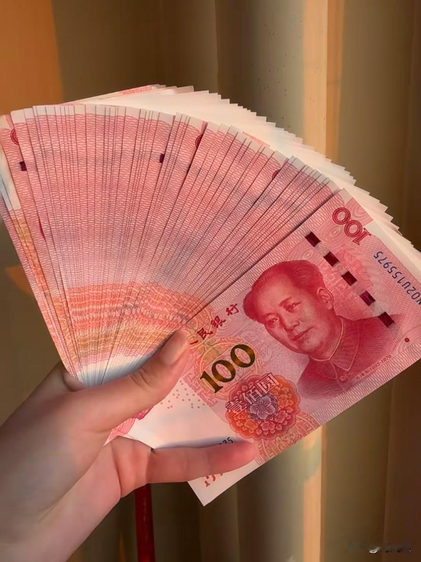 高级的中年女人，都很极简！

有一种中年少女，从来不乱花钱，而且能存下钱！

她