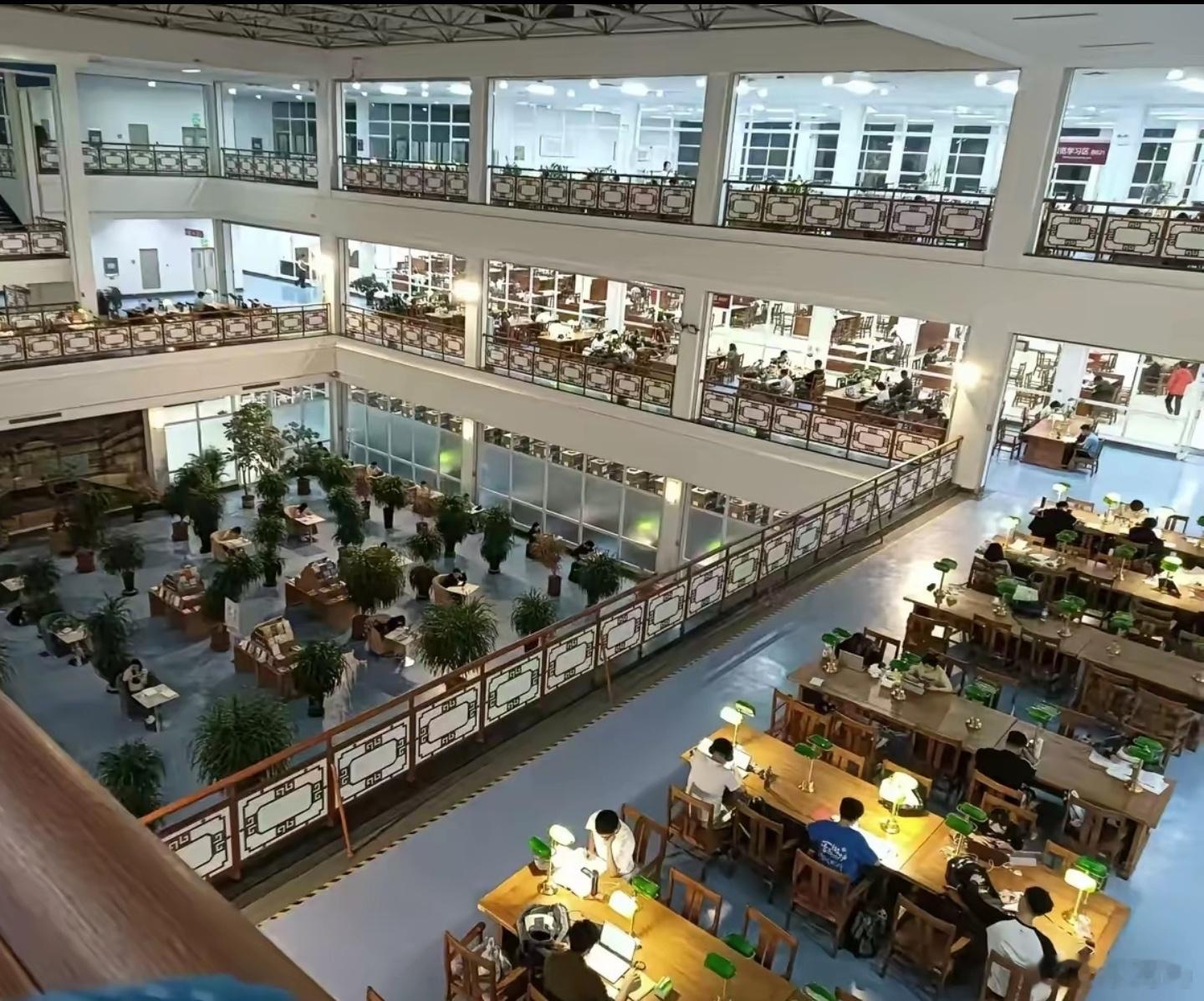 建议图书馆都改名备考馆读大学的时候特喜欢去图书馆看书一个是因为一开始还没买电脑还