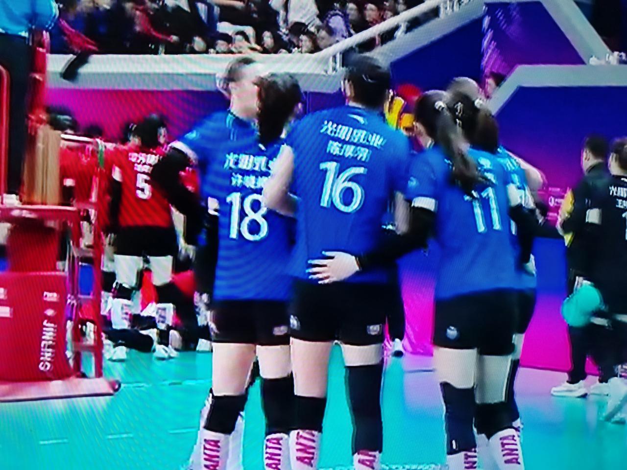 女排排超联赛决赛第三场比赛，江苏女排对阵上海女排，第一局江苏女排在12：9领先的