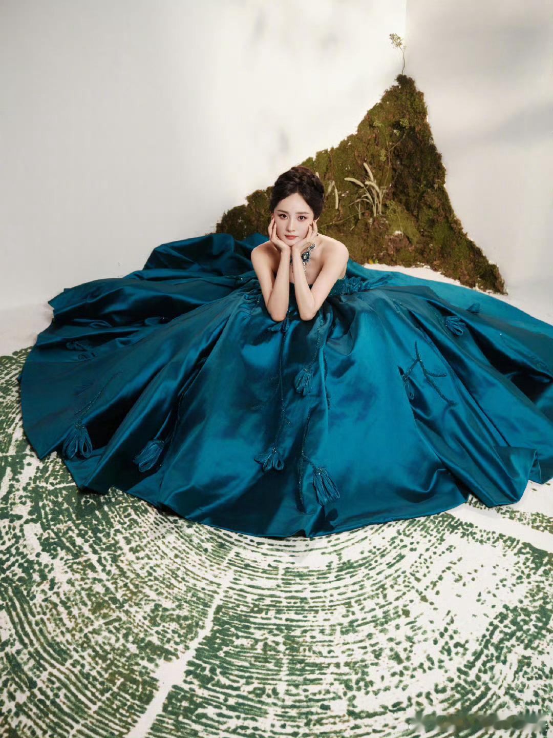 杨幂 蓝孔雀女王幂姐亮相微博视界大会杨幂[超话]一袭华服搭配璀璨珠宝，明艳大气尽