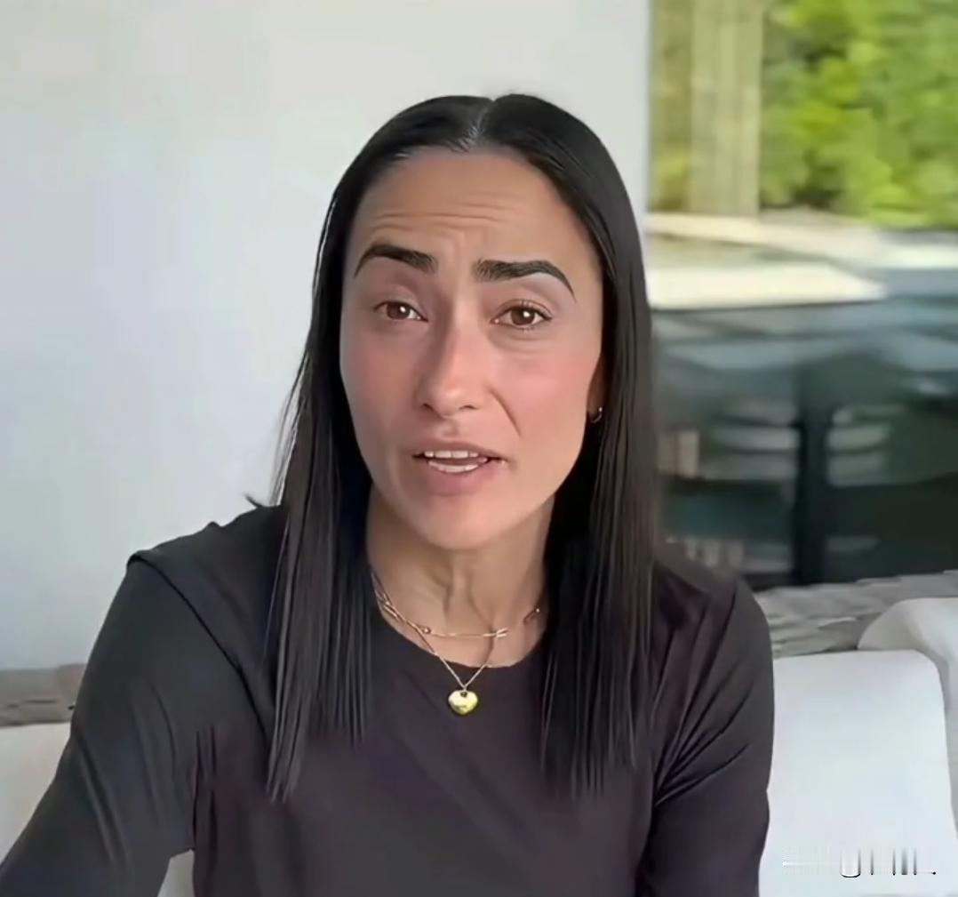 第一眼感觉是不是以为这是男的，那你就大错特错了。这是吴彦祖的老婆雷珊，原先是个大