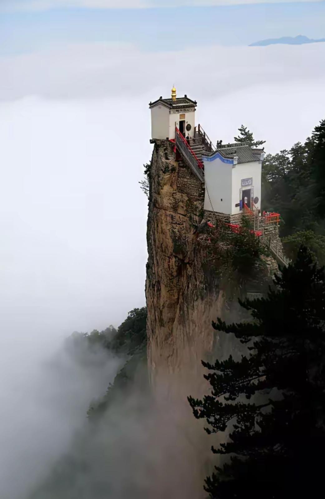 道教庙观多在高山峰畔，真有手可摘星辰的奇妙感。像武当山的真武观、青城山的诸多宫观