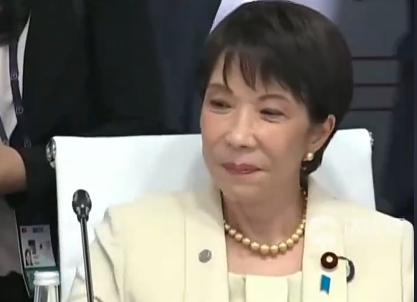高市G7峰会上再次玩起了“椅子”，网友笑称她前世应该是“妇女主任！”

2026