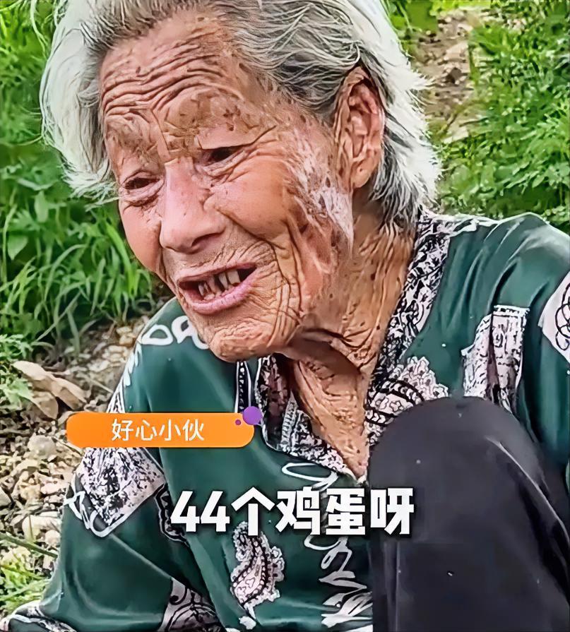 山东，一位老人拎着半篮鸡蛋坐在路边售卖。路过男子打算买下鸡蛋，两人却因为鸡蛋数量