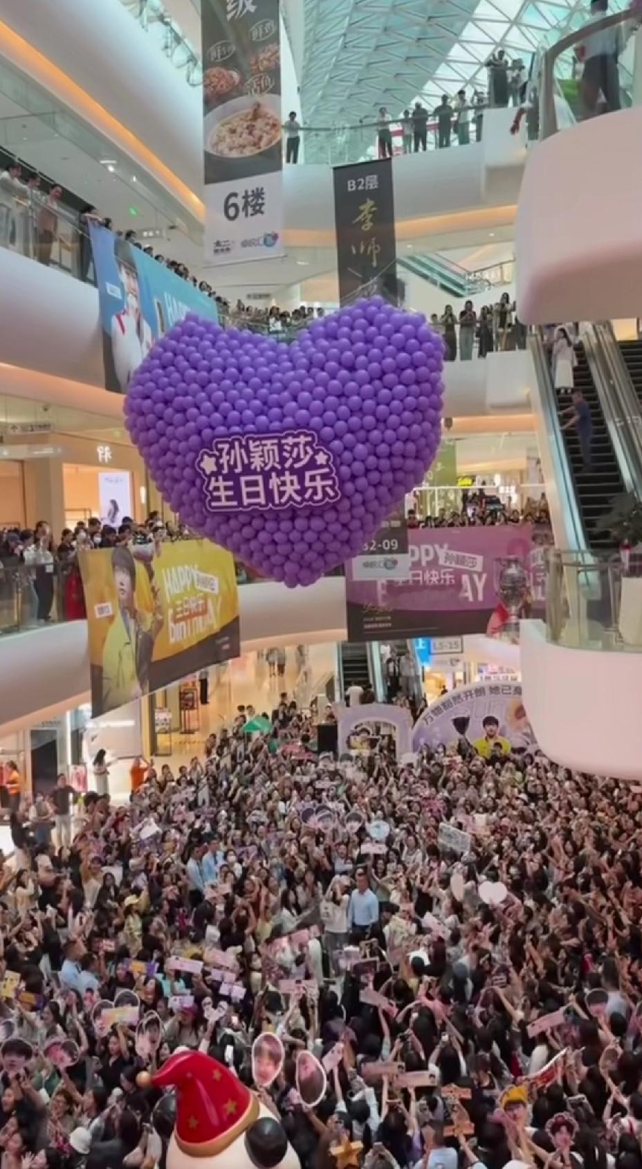 真得被这一幕幕感动到了，
太震撼了。
估计莎莎本人都想不到，
这么多人陪她一起过