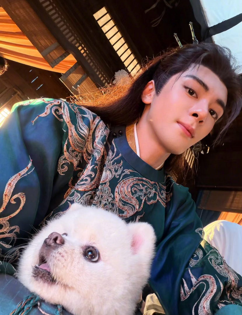 曾舜晞抱孟子义的狗自拍曾舜晞抱着巧克力上班，巧克力化身编外宣传大使 