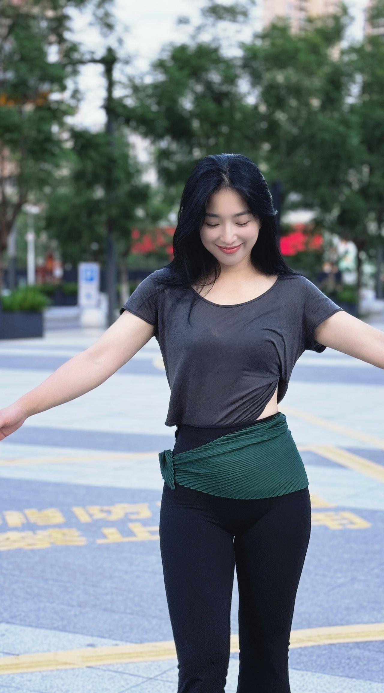 "时光总是这样，夏盼秋凉，冬盼春暖，给点苦头，给点甜头，给点盼头。”