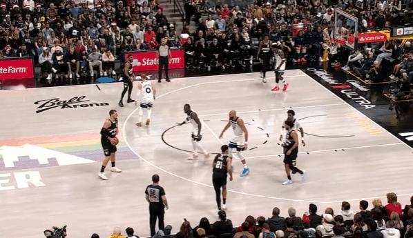 逐帧拆解：圣诞大战超级三双，镜头解析约基奇传球技法图1穆雷佯装执行“Zoom A