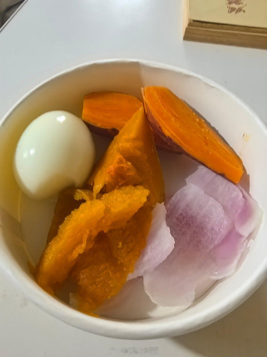 蒸红薯、蒸南瓜、蒸鸡蛋、开水泡过后的洋葱，膳食纤维和蛋白质都有了，这就是我的早餐