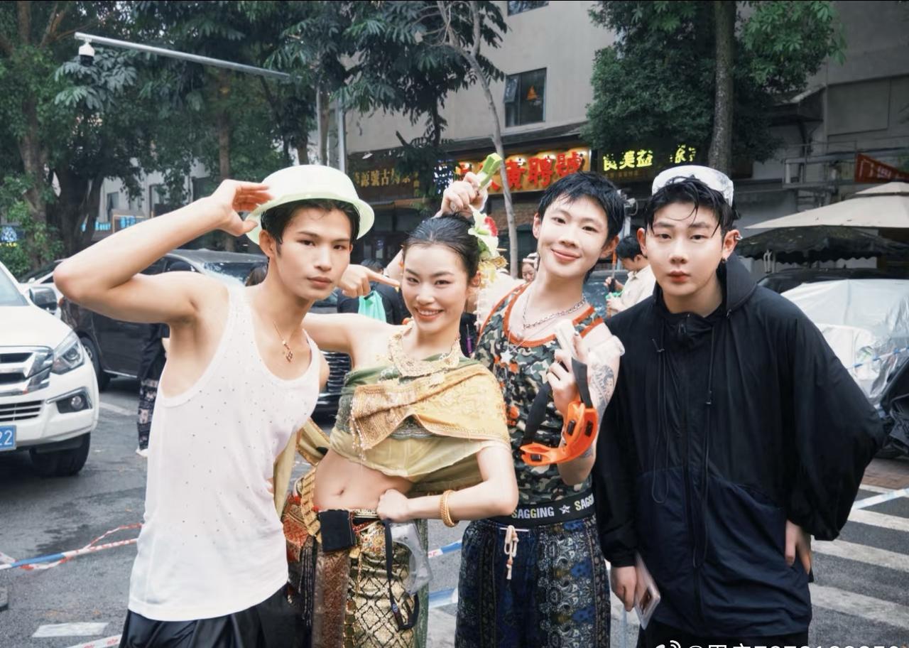 泼水节氧化菊陆仙人泼水节被人拿高压水枪喷谁也不能干着离开西双版纳，没有最狼狈，只